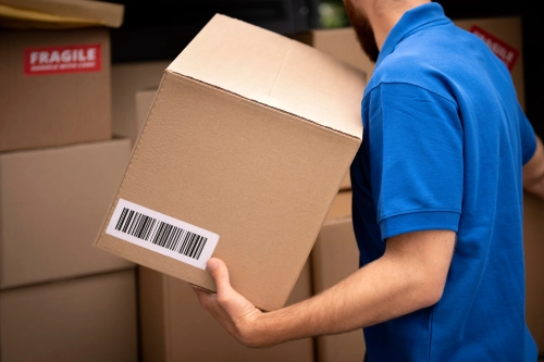 cerrar manos sosteniendo caja